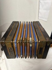 Antica fisarmonica a bottoni