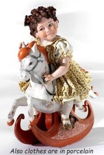 Statua in Porcellana Capodimonte figurina Bambina su cavallino dondolo nuova
