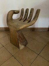 Sedia a forma di mano in legno massello