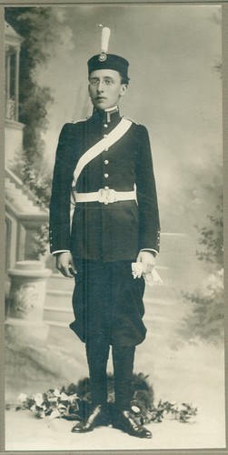 Muchacho con uniforme militar