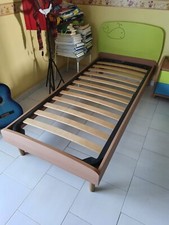 Struttura per letto singolo in ottime condizioni in legno con spalliera verde
