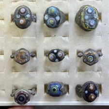 Lotto di 9 splendidi anelli in bronzo e vetro mosaico in stile antico romano ...