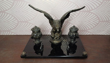 Calamaio vintage con aquila in bronzo su base nera, portapenne da scrivania