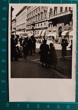 FOTO AUTO D'EPOCA MEZZI UOMINI E DONNE NEGOZI ANIMATA - ROMA 1940 C. ( F 39 )