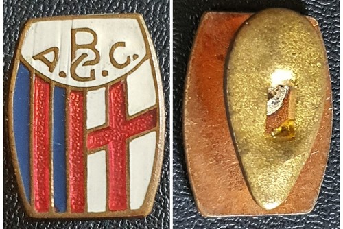 Distintivo con piedino calcio
