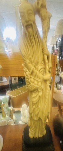 Statua cinese intagliata