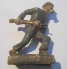 MILITARE CON MASCHERA ANTIGAS