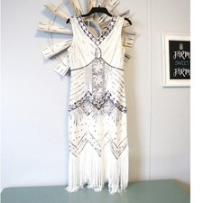 Elegante abito midi con paillettes dorate e frange