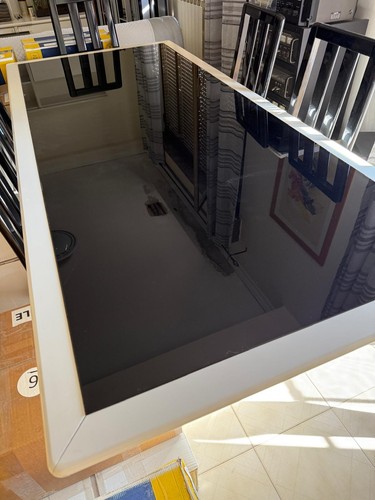 Tavolo bianco con vetro nero