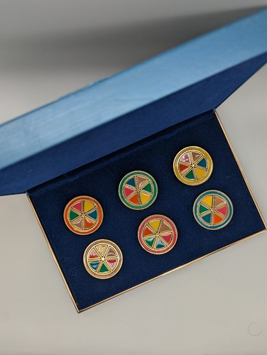 Trivial pursuit deluxe playing - trivial,