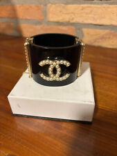CHANEL Bracciale Manchette Nero con Logo Pearls CC, Anno 2019 - Usato come nuovo