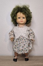 Simpatica bambola di plastica