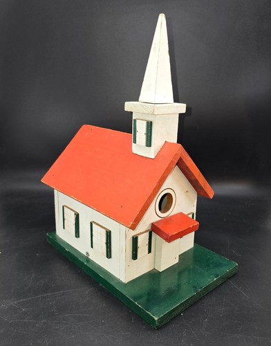 Casetta uccellini chiesa