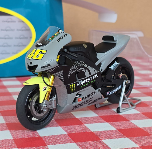 Valentino rossi yamaha - rossi,