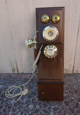 Antico telefono da muro in legno