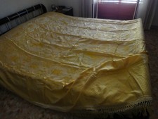 Coperta matrimoniale gialla damascata con frangia anni '40. 