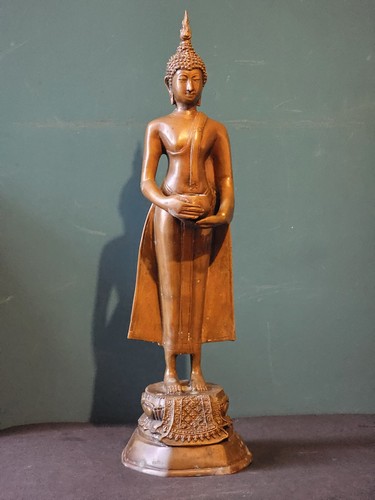 Antica statua buddha in - statua,