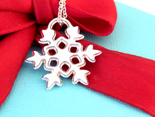 Collana con ciondolo fiocco di