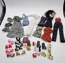 Lotto vestiti scarpe bambola