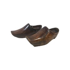 Coppia di vecchi zoccoli