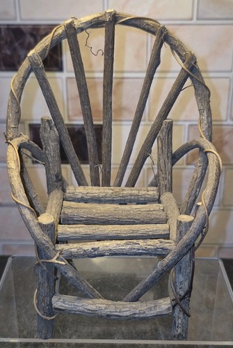 Bambola sedia ramoscello arte