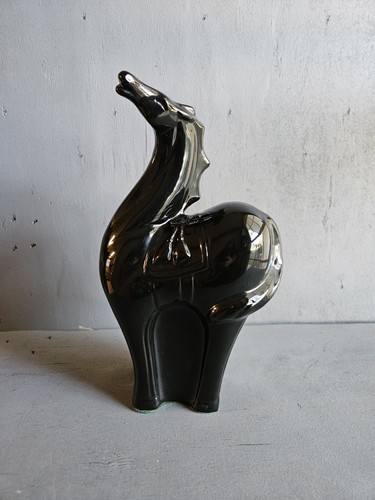 Statua cavallo nero metà