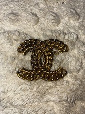 Broche Vintage CHANEL logo CC Entrelacés en Métal Doré