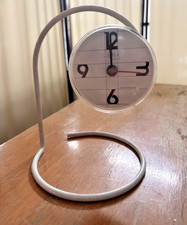 Orologio da tavolo stile vintage bianco appoggio a cerchio Design Iriam Bettera