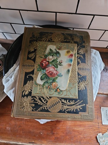 Antico album vittoriano carte