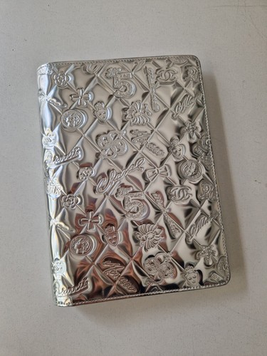 Couverture chanel cuir verni - chanel,