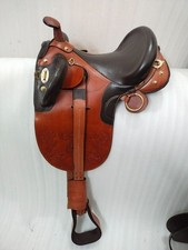 Sella australiana Stock in pelle con accessori completi per cavalli.