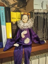 Bambola da collezione Pierrot ceramica e abito in tessuto viola vintage