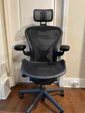 Sedia Herman Miller Aeron con poggiatesta e vestibilità posturale (colore nero) taglia B