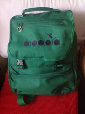ZAINO DIADORA VERDE VINTAGE ANNI 80,2 TASCHE CON CERNIERA, CINGHIE REGOLABILI, MOLTO SPAZIO. In perfette condizioni