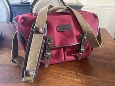 Borsa per fotocamera Billingham Hadley colore rosso bordeaux con tracolla
