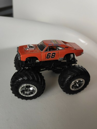 Monster trucks hot - hot, tipo
