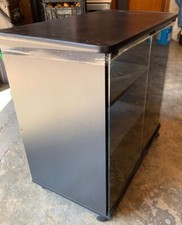 Mobile TV in Legno colore nero con  Ripiani e Ruote e ante in vetro