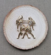 Spilla gioiello segno zodiacale gemelli in acciaio dorato.