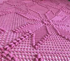 Copriletto rosa all'uncinetto