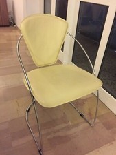 Sedia in PVC BEIGE CHIARO con struttura in tondino di acciaio, con braccioli.