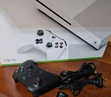 console XBOX ONE S 1 TB con 2 giochi digitali, pad e cavetteria compresa.