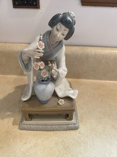 Lladro geisha flower - “geisha,