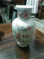 Vecchio vaso bianco con fiori