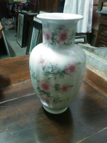 Vecchio vaso bianco con - , fiori