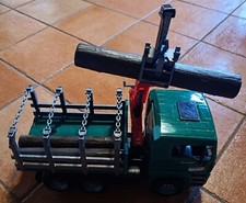 Bruder - Camion Trasporto 3 Tronchi Con Gru
