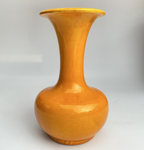 Antico vaso giallo senape fine