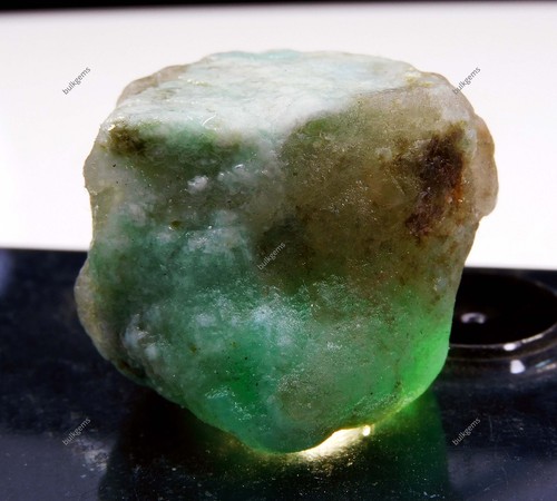 Pietra preziosa grezza sfusa