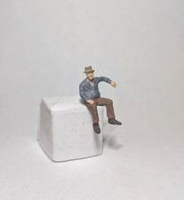 Artista #1237 - Uomo seduto