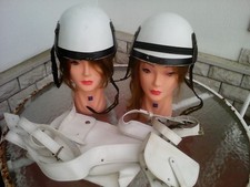 COPPIA CASCHI BIANCHI D'EPOCA (UBOTT) + GIBERNA E FONDINA ..POLIZIA STRADALE..