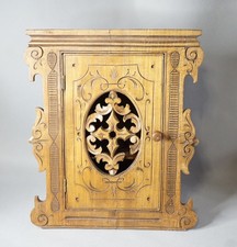 Armadio a muro intagliato in